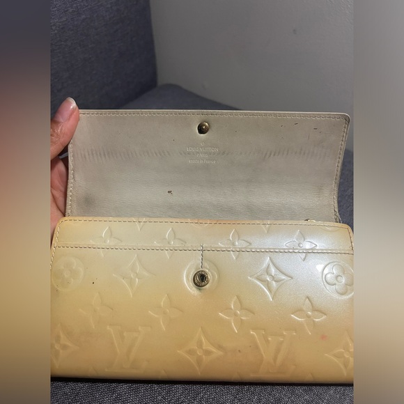 Authentic Louis Vuitton Noisette Monogram Vernis Sarah Wallet - Picture 10 of 16